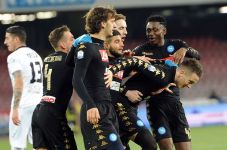 Napoli Bombardir Gawang...
