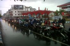 Guyuran Hujan Tak Surutkan...