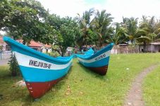 Perahu Bantuan dari...