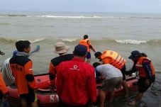 Perahu Diterjang Ombak,...