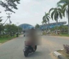 Naik Motor Tanpa Busana,...