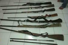 Warga Serahkan Tujuh...