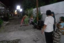 Digoyang Gempa, Warga...