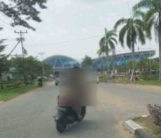 Perempuan Naik Motor...