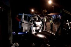 Mobil Travel Tabrak...