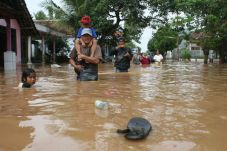 Banjir Terjang Tiga...