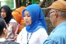 Berjilbab Biru, Istri...