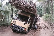 Jalan Rusak di Pangandaran...