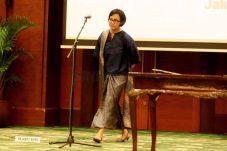 Sri Mulyani Meneteskan...