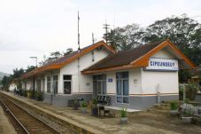 Misteri Stasiun Cipeundeuy,...