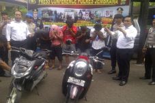 Lempari Mobil dengan...