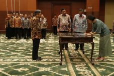 Sri Mulyani Lantik Dua...