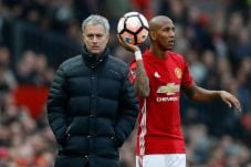 Ashley Young Pertimbangkan...