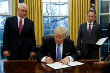 Trump Teken Perintah...