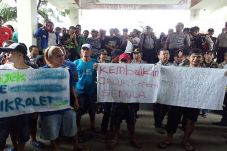 Ratusan Sopir Angkot...
