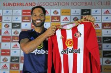 Lescott Gabung dengan...