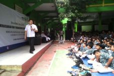 Hary Tanoesoedibjo Berikan...