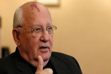Gorbachev Desak Putin...
