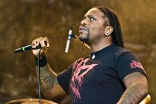 Frontman Sepultura Cuek...