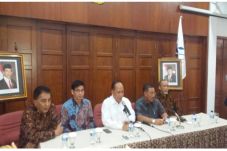 Siang Ini, Manajemen...