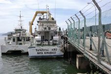 Kapal yang Membawa Wisatawan...
