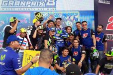 Rossi Cium Aspal Halaman...