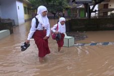 Banjir di Jombang Meluas,...