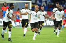 Ayew Bersaudara Bantu...