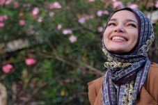 Dewi Sandra Serius Dalami...