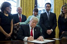 Trump Longgarkan Regulasi...