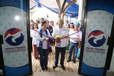 HT Resmikan Kantor Perindo...