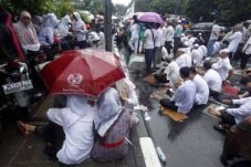 Diguyur Hujan, Ribuan...