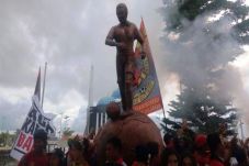Resmikan Patung Ramang,...
