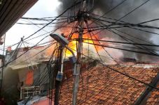 Percikan Api Las Picu...