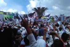 Ribuan Warga Putihkan...
