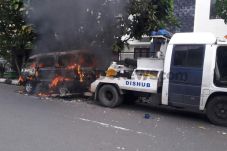 Kesal Diderek Saat Parkir,...