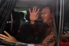 Warga Minta Ahok Tidak...