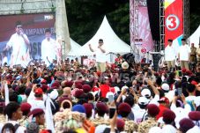 Beda Kelas, Ahok Enggan...