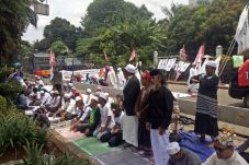 Kawal Sidang Ahok, Massa...