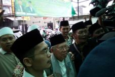 KH Maruf Amin Datangi...