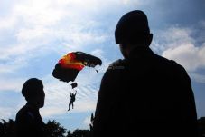 Latihan Terjun Payung,...