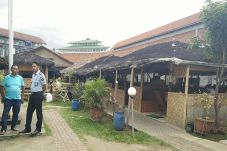 Ada Saung Elite di Dalam...