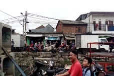 Blusukan ke Pasar Kalimalang,...