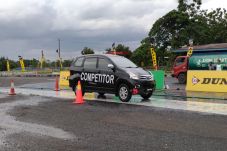 Akselerasi Mobil Tergantung...