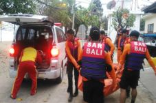 Digulung Ombak saat...