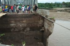 Diterjang Banjir, Jembatan...