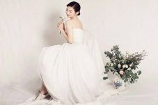 Pakai Baju Pengantin,...