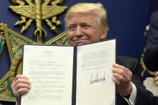 Trump Pertimbangkan...
