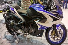 Lahir di India, Bajaj...
