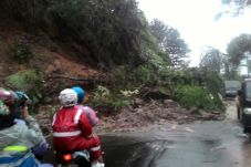 Diguyur Hujan Lebat,...